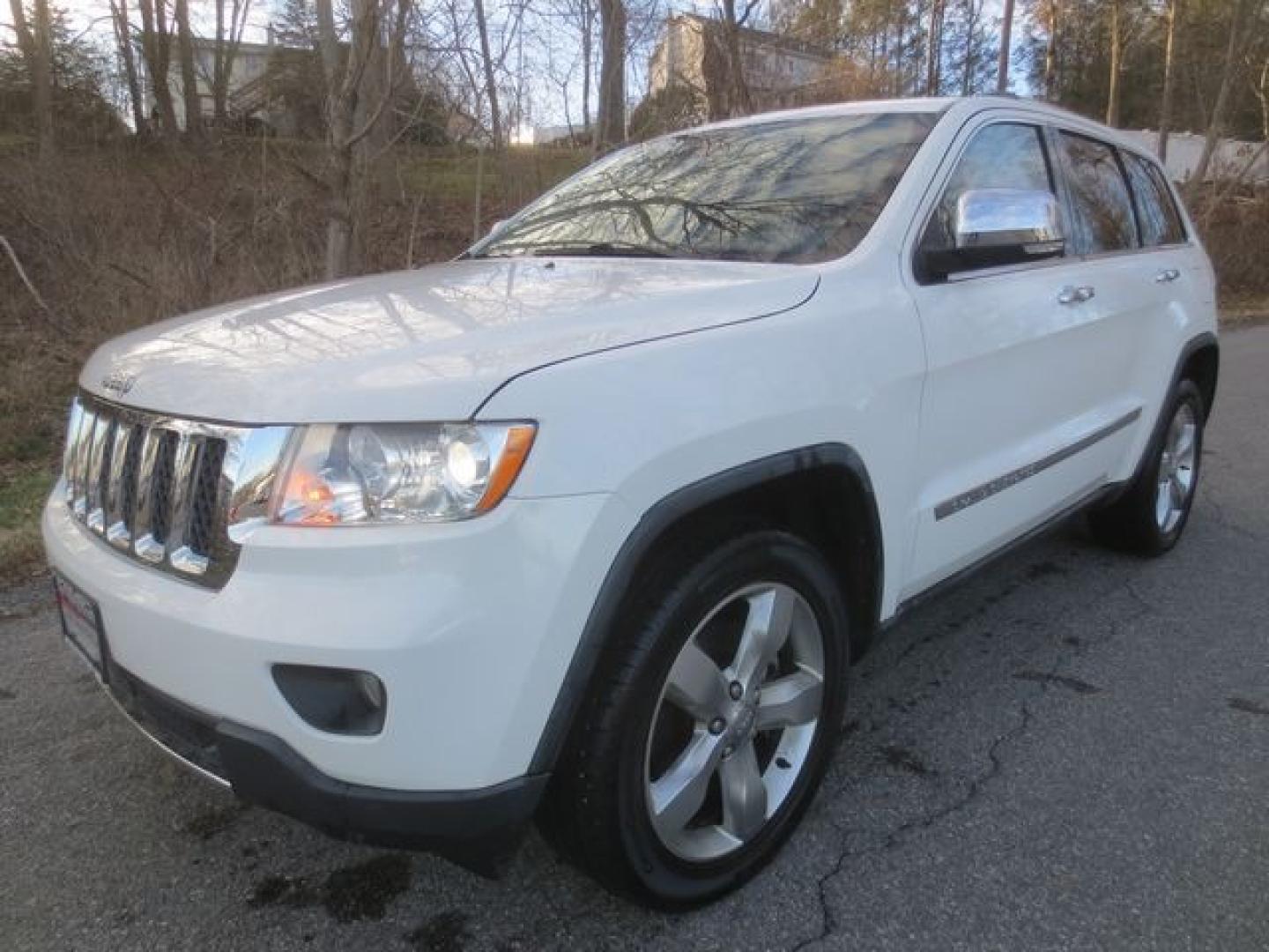 2011 White /Black Jeep Grand Cherokee Overland (1J4RR6GT1BC) with an 5.7L v8 engine, Automatic transmission, located at 270 US Route 6, Mahopac, NY, 10541, (845) 621-0895, 41.349022, -73.755280 - Photo#0